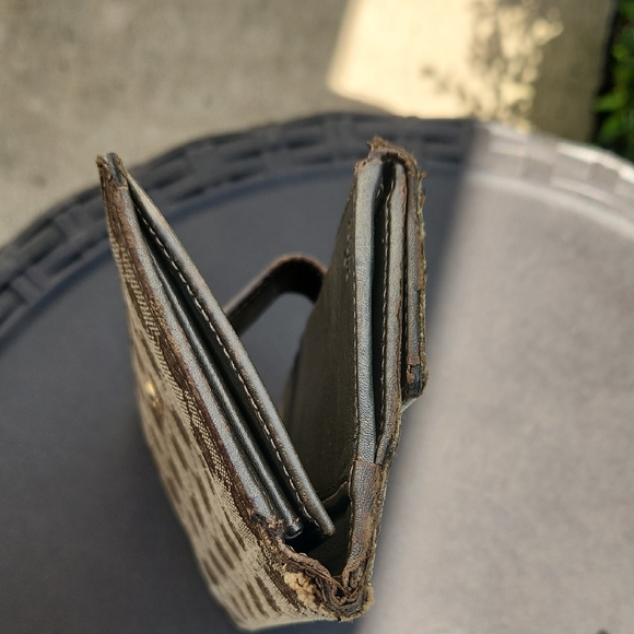 Gucci Vintage GG Monogram Wallet - Picture 8 of 10
